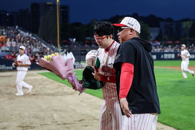 27일 오후 광주-KIA챔피언스필드에서 열린 '2025 신한 SOL Bank KBO리그' NC 다이노스와 KIA 타이거즈의 경기, KIA 선발 양현종이 6회초를 마무리한 뒤 이범호 감독의 축하를 받고 있다. KIA 타이거즈
