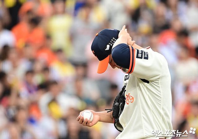 27일 대전 한화생명볼파크에서 열린 '2025 신한 SOL Bank KBO리그' LG 트윈스와 한화 이글스의 경기, 1회초 2사 1,2루 한화 선발투수 문동주가 강판되어 마운드를 내려가고 있다. 대전, 박지영 기자