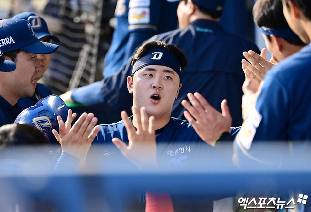 18일 오후 서울 송파구 잠실야구장에서 열린 '신한 SOL Bank KBO리그' NC 다이노스와 LG 트윈스의 경기, 4회초 2사 2루 NC 김주원이 동점 적시타 때 2루주자 김형준이 득점을 올린 뒤 더그아웃에서 동료들과 기뻐하고 있다. 엑스포츠뉴스 DB