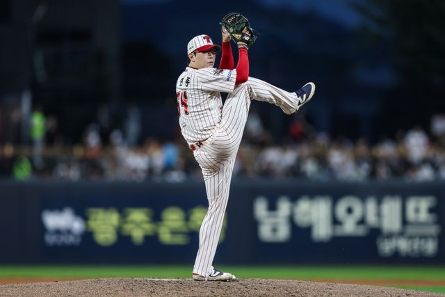 27일 오후 광주-KIA챔피언스필드에서 열린 '2025 신한 SOL Bank KBO리그' NC 다이노스와 KIA 타이거즈의 경기, KIA 선발 양현종이 공을 힘차게 던지고 있다. KIA 타이거즈