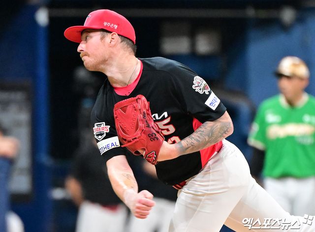 24일 오후 서울 구로구 고척스카이돔에서 열린 '2025 신한 SOL Bank KBO리그' KIA 타이거즈와 키움 히어로즈의 경기, 1회말 KIA 선발투수 올러가 공을 힘차게 던지고 있다. 엑스포츠뉴스 DB