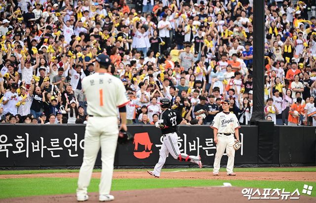 27일 대전 한화생명볼파크에서 열린 '2025 신한 SOL Bank KBO리그' LG 트윈스와 한화 이글스의 경기, 1회초 2사 2루 LG 박동원이 한화 선발투수 문동주 상대로 2점 홈런을 때려낸 뒤 베이스를 돌고 있다. 대전, 박지영 기자