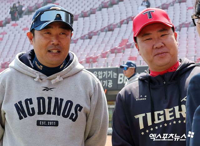 22일 오후 광주기아챔피언스필드에서 열리는 '2025 신한 SOL Bank KBO리그' NC 다이노스와 KIA 타이거즈의 개막전 경기, NC 이호준 감독과 KIA 이범호 감독이 대화를 나누고 있다. 엑스포츠뉴스 DB