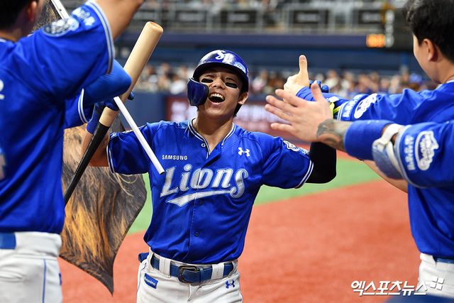 삼성 라이온즈 외야수 김성윤이 28일 서울 고척스카이돔에서 열린 2025 신한 SOL Bank KBO리그 키움 히어로즈와의 팀 간 16차전에서 솔로 홈런을 기록, 팀 승리에 힘을 보탰다. 사진 고아라 기자