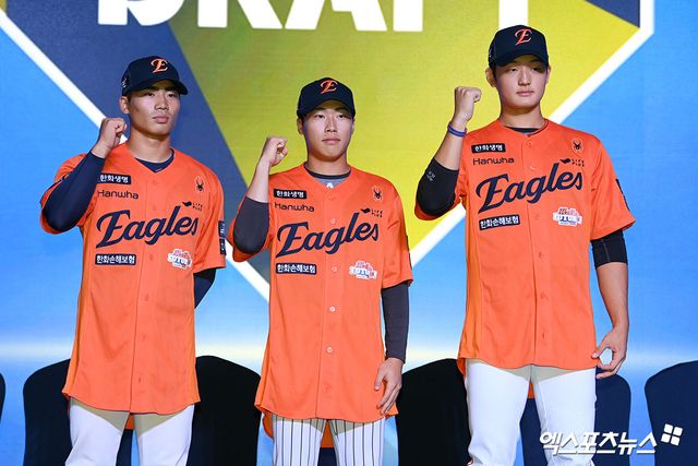 17일 오후 서울 송파구 롯데호텔 월드에서 열린 '2026 KBO 신인 드래프트'에 참석해 한화 이글스의 지명을 받은 오재원, 최유빈, 강건우가 유니폼을 입고 기념 촬영을 하고 있다. 엑스포츠뉴스DB