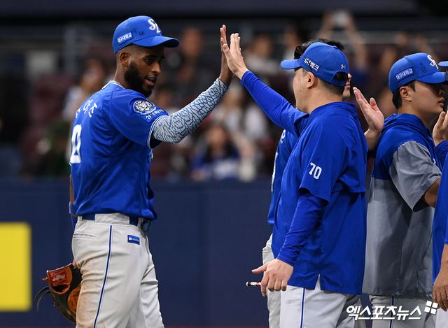 삼성 라이온즈 외국인 타자 르윈 디아즈(왼쪽)가 28일 서울 고척스카이돔에서 열린 2025 신한 SOL Bank KBO리그 키움 히어로즈와의 팀 간 16차전에서 3안타 2타점을 기록, 팀 승리를 이끌었다. 사진 고아라 기자