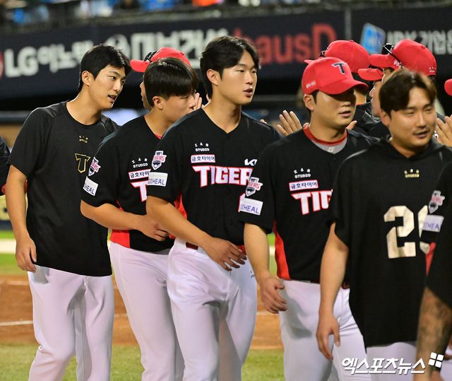 13일 오후 서울 송파구 잠실야구장에서 열린 '2025 신한 SOL Bank KBO리그' KIA 타이거즈와 LG 트윈스의 경기, KIA가 위즈덤과 최형우의 홈런에 힘입어 LG에 6:3으로 승리했다. 이날 경기에서 승리한 KIA 이의리가 이범호 감독과 하이파이브를 하고 있다. 엑스포츠뉴스 DB