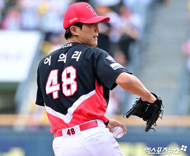13일 오후 서울 송파구 잠실야구장에서 열린 '2025 신한 SOL Bank KBO리그' KIA 타이거즈와 LG 트윈스의 경기, 1회말 KIA 선발투수 이의리가 공을 힘차게 던지고 있다. 엑스포츠뉴스 DB