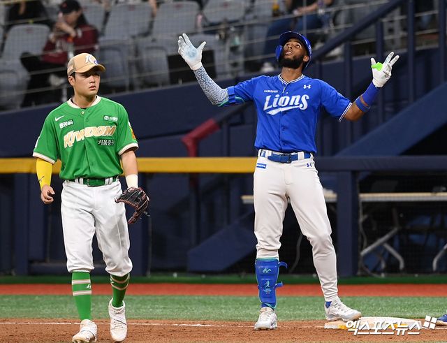 삼성 라이온즈 외국인 타자 르윈 디아즈(오른쪽)가 28일 서울 고척스카이돔에서 열린 2025 신한 SOL Bank KBO리그 키움 히어로즈와의 팀 간 16차전에서 3안타 2타점으로 팀 승리를 이끌었다. 사진 고아라 기자