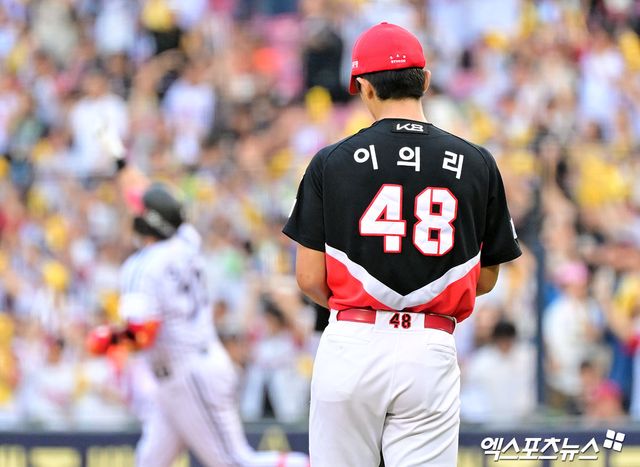 13일 오후 서울 송파구 잠실야구장에서 열린 '2025 신한 SOL Bank KBO리그' KIA 타이거즈와 LG 트윈스의 경기, 3회말 2사 1루 KIA 이의리가 LG 오스틴에게 투런 홈런을 허용한 후 아쉬워하고 있다. 엑스포츠뉴스 DB
