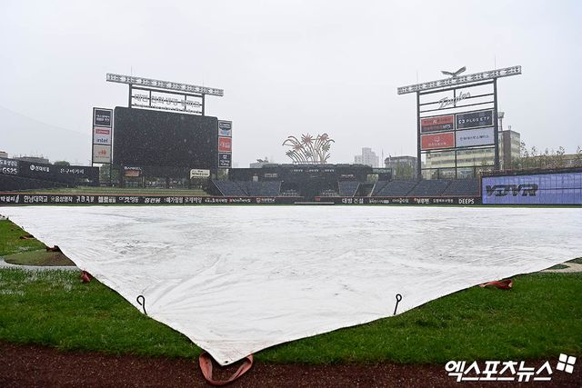 28일 오후 대전 한화생명볼파크에서 열리는 '2025 신한 SOL Bank KBO리그' LG 트윈스와 한화 이글스의 경기에 앞서 그라운드에 방수포가 깔린 가운데 많은 비가 내리고 있다. 대전, 박지영 기자