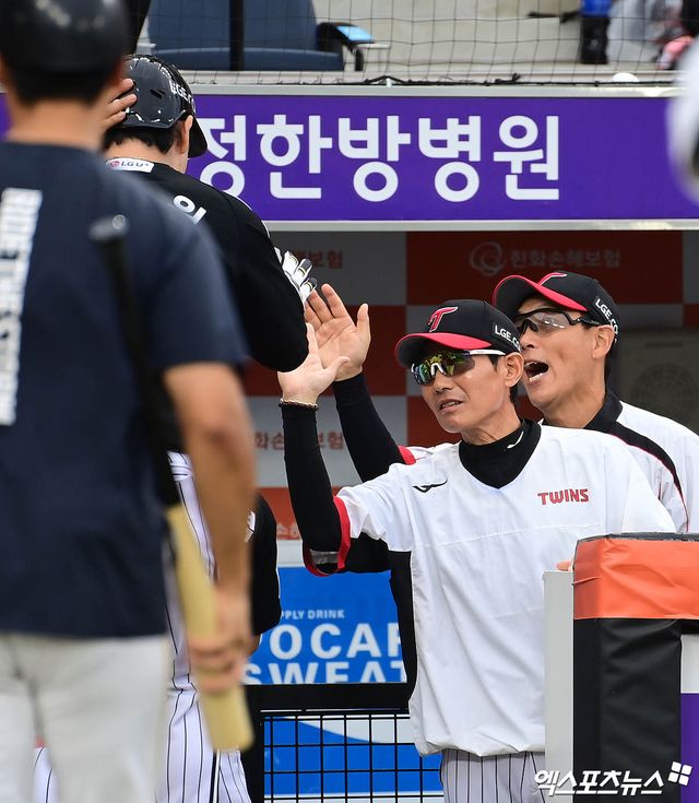 27일 대전 한화생명볼파크에서 열린 '2025 신한 SOL Bank KBO리그' LG 트윈스와 한화 이글스의 경기, 1회초 2사 2루 LG 박동원이 한화 선발투수 문동주 상대로 2점 홈런을 때려낸 뒤 더그아웃으로 향하며 염경엽 감독과 하이파이브를 나누고 있다. 엑스포츠뉴스DB