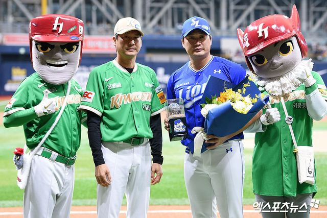 오승환(오른쪽 두 번째)이 28일 서울 고척스카이돔에서 열린 2025 신한 SOL Bank KBO리그 키움 히어로즈와의 경기에 앞서 진행된 은퇴투어 행사에서 설종진(왼쪽 두 번째) 키움 감독과 기념촬영을 진행했다. 사진 고아라 기자