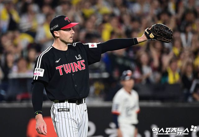27일 대전 한화생명볼파크에서 열린 '2025 신한 SOL Bank KBO리그' LG 트윈스와 한화 이글스의 경기, 5회말 2사 LG 선발투수 톨허스트가 한화 심우준을 내야 땅볼로 돌려세우며 이닝을 마친 뒤 2루수 신민재의 수비에 감탄하고 있다. 엑스포츠뉴스DB