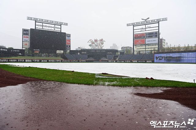 28일 오후 대전 한화생명볼파크에서 열리는 '2025 신한 SOL Bank KBO리그' LG 트윈스와 한화 이글스의 경기에 앞서 그라운드에 방수포가 깔린 가운데 많은 비가 내리고 있다. 대전, 박지영 기자