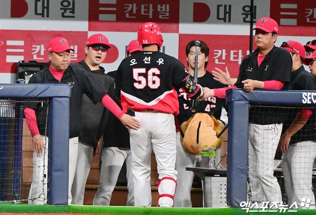 24일 오후 서울 구로구 고척스카이돔에서 열린 '2025 신한 SOL Bank KBO리그' KIA 타이거즈와 키움 히어로즈의 경기, 2회초 1사 KIA 오선우가 솔로 홈런을 날린 후 이범호 감독의 축하를 받고 있다. 엑스포츠뉴스 DB