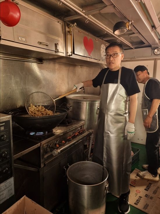 좋은이웃,GTR파크골프와 함께 추석명절 어르신 효잔치공연.한끼나눔 행사 