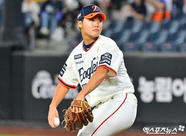 29일 오후 대전 한화생명 볼파크에서 열린 '2025 신한 SOL Bank KBO리그' LG 트윈스와 한화 이글스의 경기, 1회초 한화 선발투수 정우주가 공을 힘차게 던지고 있다. 엑스포츠뉴스 대전, 김한준 기자