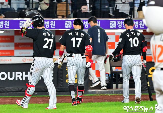 29일 오후 대전 한화생명 볼파크에서 열린 '2025 신한 SOL Bank KBO리그' LG 트윈스와 한화 이글스의 경기, 한화가 LG에 7:3으로 승리하며 정규시즌 우승을 저지했다. 경기종료 후 LG 선수들이 아쉬워하고 있다. 엑스포츠뉴스 대전, 김한준 기자