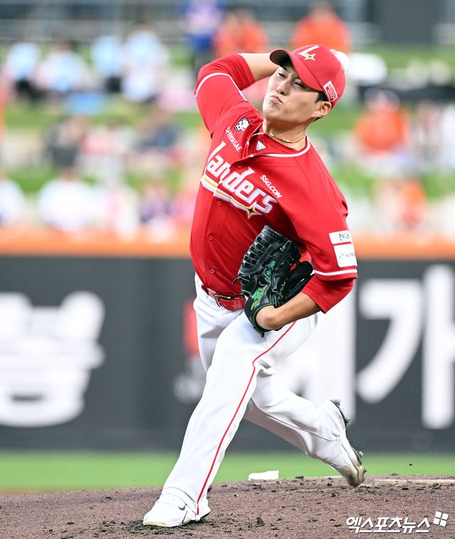 22일 오후 대전 한화생명 볼파크에서 열린 '2025 신한 SOL Bank KBO리그' SSG 랜더스와 한화 이글스의 경기, 1회말 SSG 선발투수 최민준이 공을 힘차게 던지고 있다. 엑스포츠뉴스 DB