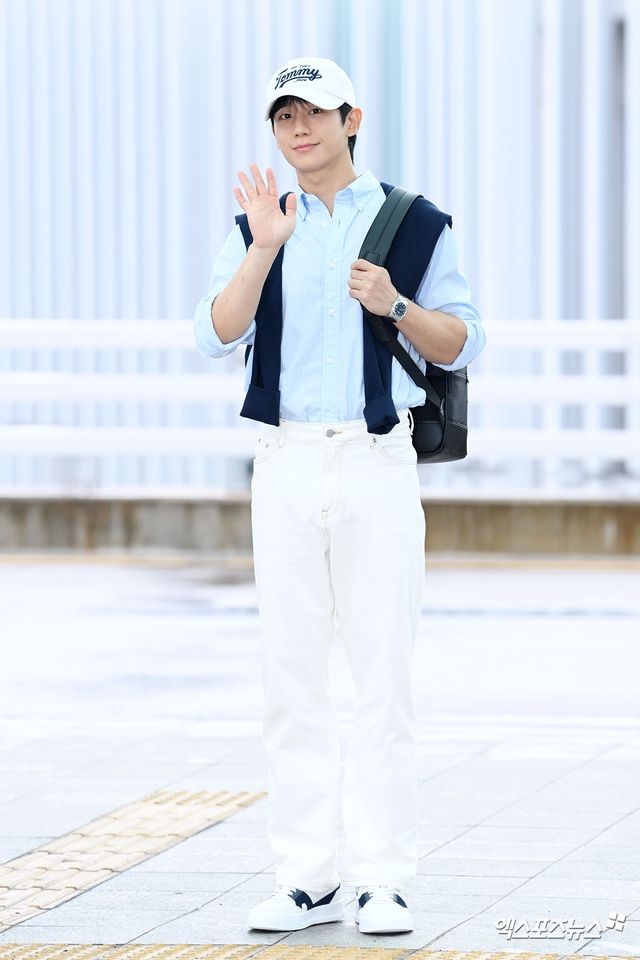 정해인 '반가운 손짓'