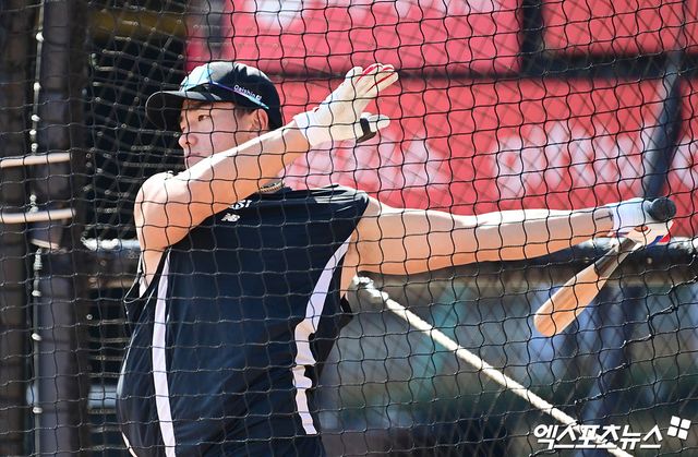 무릎 부상으로 잠시 휴식을 취한 KT 위즈 안현민이 선발 라인업에 복귀했다. KT는 3일 수원KT위즈파크에서 2025 신한 SOL Bank KBO리그 롯데 자이언츠와 홈경기를 앞두고 선발 라인업을 발표했다. 안현민은 3번타자 우익수로 돌아왔다. 안현민은 지난달 31일 수비 도중 왼쪽 무릎에 통증을 느껴 교체됐다. MRI 검진 결과 전면부 염좌 및 타박상 소견을 받았고, 이틀간 휴식 후 다시 선발 명단에 이름을 올렸다. 3일 경기 전 만난 이강철 KT 감독은 '본인(안현민)이 선발 나간다고 하더라. (몸 상태가) 100%는 아닌 것 같다'고 말했다. 엑스포츠뉴스DB