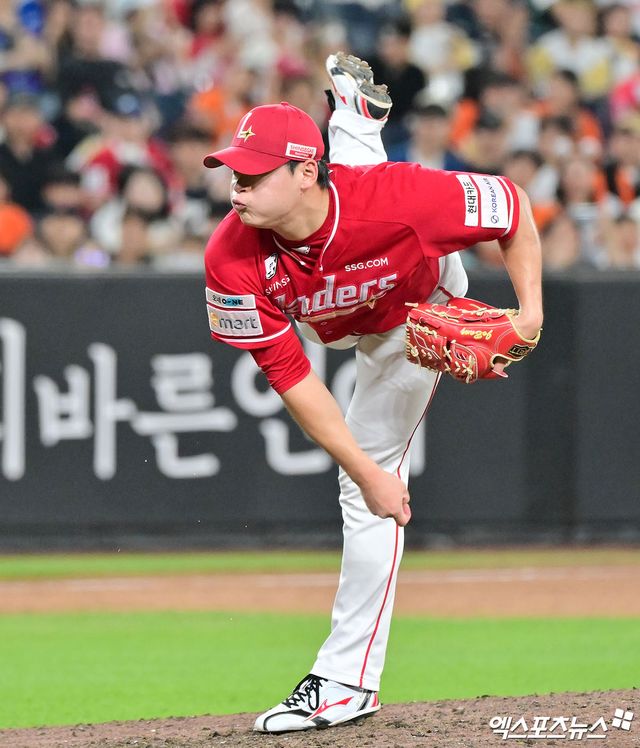 22일 오후 대전 한화생명 볼파크에서 열린 '2025 신한 SOL Bank KBO리그' SSG 랜더스와 한화 이글스의 경기, 9회말 SSG 조병현이 공을 힘차게 던지고 있다. 엑스포츠뉴스 DB