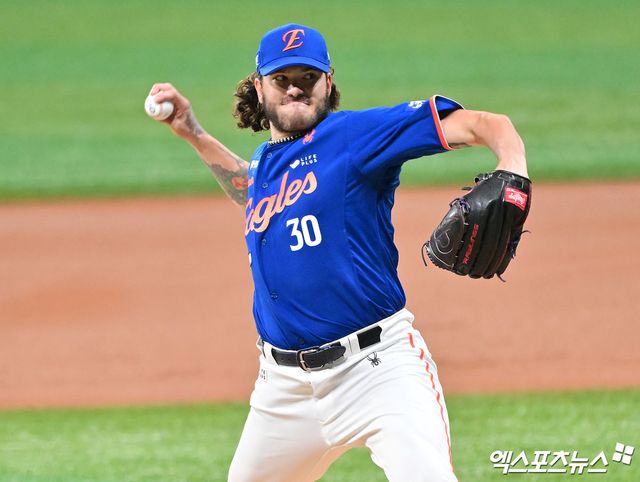 28일 오후 서울 구로구 고척스카이돔에서 열린 '2025 신한 SOL Bank KBO리그' 한화 이글스와 키움 히어로즈의 경기, 1회말 한화 선발투수 폰세가 공을 힘차게 던지고 있다. 엑스포츠뉴스 DB