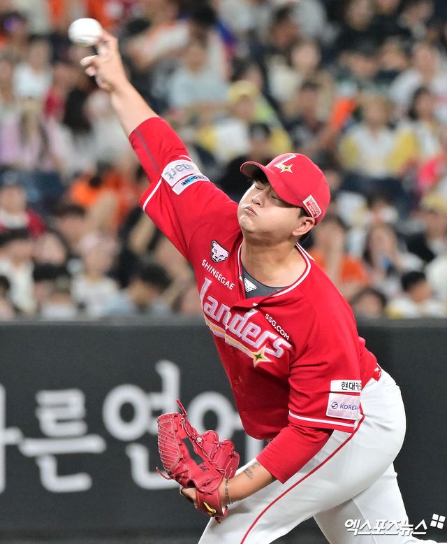 22일 오후 대전 한화생명 볼파크에서 열린 '2025 신한 SOL Bank KBO리그' SSG 랜더스와 한화 이글스의 경기, 8회말 SSG 김민이 공을 힘차게 던지고 있다. 엑스포츠뉴스 DB