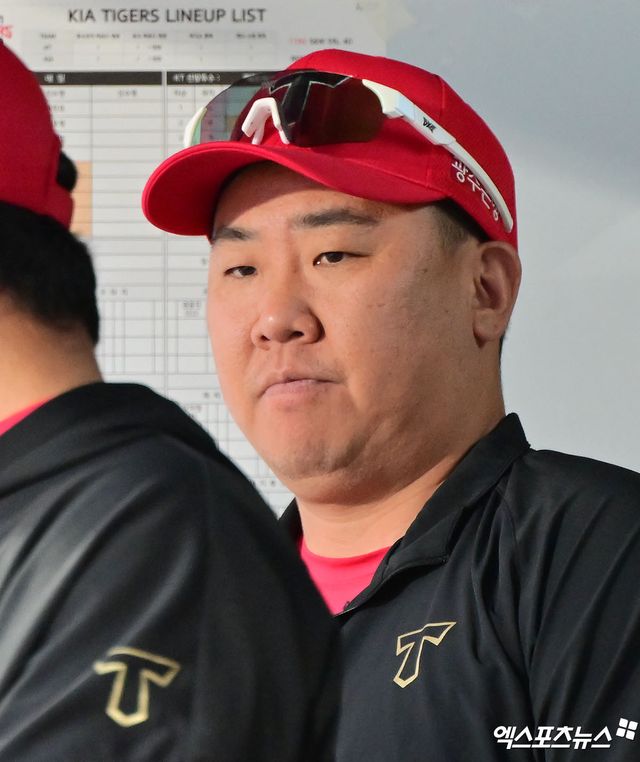 29일 오후 수원KT위즈파크에서 열린 '2025 신한 SOL Bank KBO리그' KIA 타이거즈와 KT 위즈의 경기, KIA 이범호 감독이 생각에 잠겨 있다. 엑스포츠뉴스 DB
