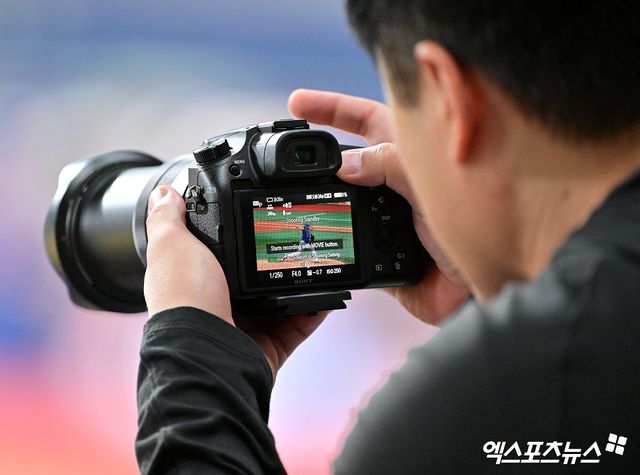 28일 오후 서울 구로구 고척스카이돔에서 열린 '2025 신한 SOL Bank KBO리그' 한화 이글스와 키움 히어로즈의 경기, 메이저리그 스카우트가 한화 폰세의 투구를 촬영하고 있다. 엑스포츠뉴스 DB