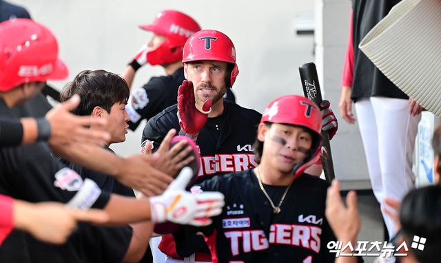 10일 오후 대전 한화생명 볼파크에서 열린 '2025 신한 SOL Bank KBO리그' KIA 타이거즈와 한화 이글스의 경기, 4회초 무사 1,3루 KIA 위즈덤이 1타점 희생플라이 타구를 날린 후 더그아웃에서 하이파이브를 하고 있다. 엑스포츠뉴스 DB