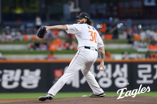 한화 이글스 코디 폰세는 3일 대전 한화생명 볼파크에서 열린 2025 신한 SOL Bank KBO리그 NC 다이노스와의 홈경기에서 선발투수로 등판, 5회까지 7피안타 3사사구 6탈삼진 3실점을 기록하며 시즌 226탈삼진을 기록, 2021년 두산 베어스 아리엘 미란다(225탈삼진)의 기록을 넘고 KBO 역대 단일 시즌 최다 탈삼진 신기록을 작성했다. 한화 이글스