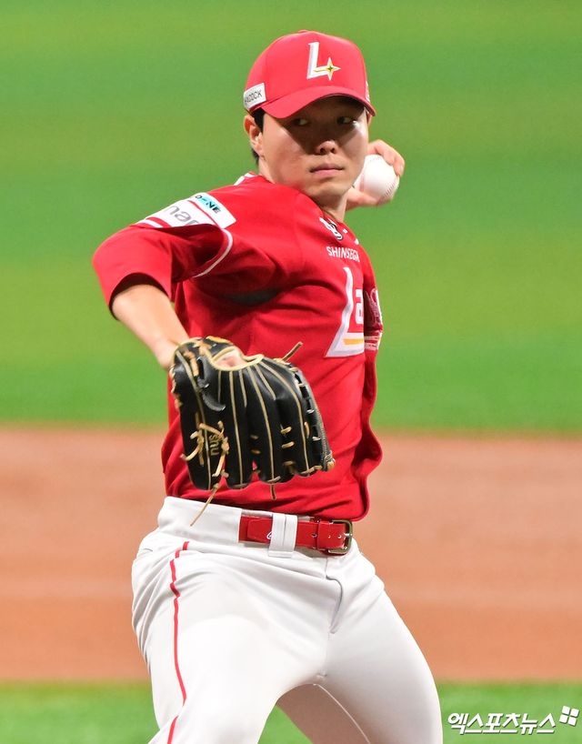19일 오후 서울 구로구 고척스카이돔에서 열린 '2025 신한 SOL Bank KBO리그' SSG 랜더스와 키움 히어로즈의 경기, 1회말 SSG 선발투수 박시후가 공을 힘차게 던지고 있다. 엑스포츠뉴스 DB
