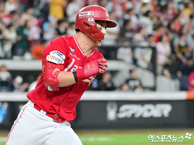 17일 오후 대전 한화생명 볼파크에서 열린 '2025 신한 SOL Bank KBO리그' SSG 랜더스와 한화 이글스의 더블헤더 2차전 경기, 5회초 무사 1루 SSG 최지훈이 좌중간 안타를 날리고 있다. 엑스포츠뉴스 DB