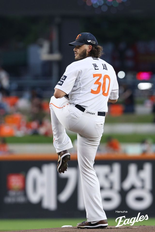 한화 이글스 코디 폰세는 3일 대전 한화생명 볼파크에서 열린 2025 신한 SOL Bank KBO리그 NC 다이노스와의 홈경기에서 선발투수로 등판, 5회까지 7피안타 3사사구 6탈삼진 3실점을 기록하며 시즌 226탈삼진을 기록, 2021년 두산 베어스 아리엘 미란다(225탈삼진)의 기록을 넘고 KBO 역대 단일 시즌 최다 탈삼진 신기록을 작성했다. 한화 이글스