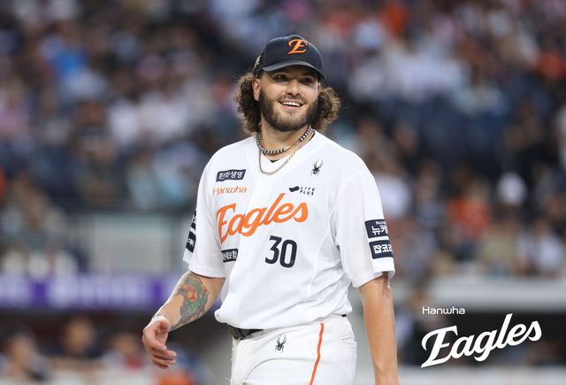 한화 이글스 코디 폰세는 3일 대전 한화생명 볼파크에서 열린 2025 신한 SOL Bank KBO리그 NC 다이노스와의 홈경기에서 선발투수로 등판, 5회까지 7피안타 3사사구 6탈삼진 3실점을 기록하며 시즌 226탈삼진을 기록, 2021년 두산 베어스 아리엘 미란다(225탈삼진)의 기록을 넘고 KBO 역대 단일 시즌 최다 탈삼진 신기록을 작성했다. 한화 이글스