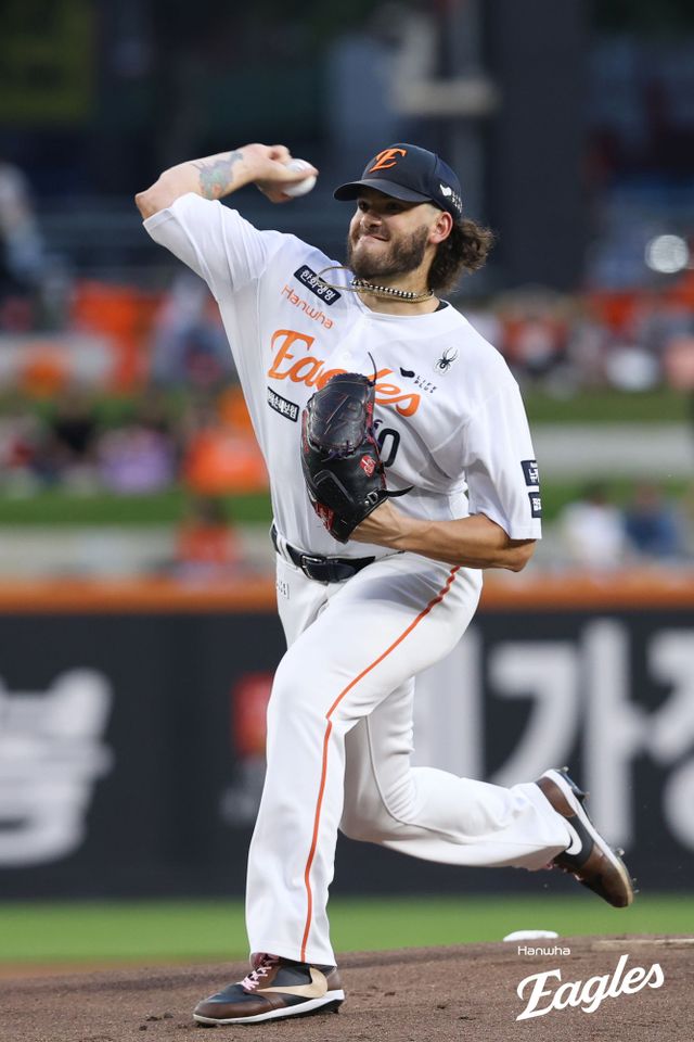 한화 이글스 코디 폰세는 3일 대전 한화생명 볼파크에서 열린 2025 신한 SOL Bank KBO리그 NC 다이노스와의 홈경기에서 선발투수로 등판, 5회까지 7피안타 3사사구 6탈삼진 3실점을 기록하며 시즌 226탈삼진을 기록, 2021년 두산 베어스 아리엘 미란다(225탈삼진)의 기록을 넘고 KBO 역대 단일 시즌 최다 탈삼진 신기록을 작성했다. 한화 이글스