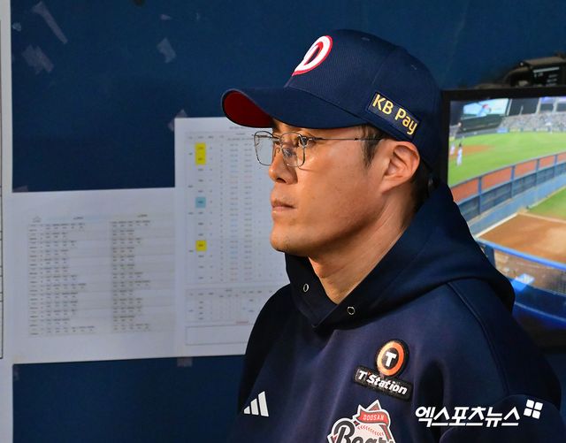 30일 오후 서울 송파구 잠실야구장에서 열린 '2025 신한 SOL Bank KBO리그' 두산 베어스와 LG 트윈스의 경기, 두산 조성환 감독이 경기를 지켜보고 있다. 엑스포츠뉴스 잠실, 김한준 기자