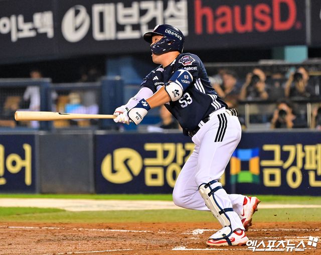 30일 오후 서울 송파구 잠실야구장에서 열린 '2025 신한 SOL Bank KBO리그' 두산 베어스와 LG 트윈스의 경기, 4회초 1사 1루 두산 양석환이 투런 홈런을 날리고 있다. 엑스포츠뉴스 잠실, 김한준 기자