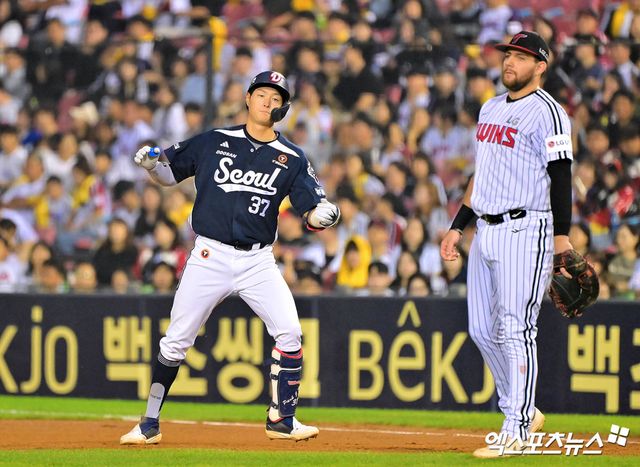 30일 오후 서울 송파구 잠실야구장에서 열린 '2025 신한 SOL Bank KBO리그' 두산 베어스와 LG 트윈스의 경기, 9회초 1사 1,3루 두산 박지훈이 1타점 적시타를 날리고 있다. 엑스포츠뉴스 잠실, 김한준 기자