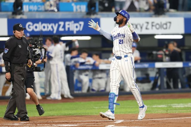 30일 오후 대구삼성라이온즈파크에서 열린 '2025 신한 SOL Bank KBO리그' KIA 타이거즈와 삼성 라이온즈의 경기, 1회말 1사 1, 3루 삼성 르윈 디아즈가 시즌 50호 홈런을 쳤다. 이로써 KBO리그 역대 최초 단일 시즌 50홈런-150타점을 달성했다. 삼성 라이온즈