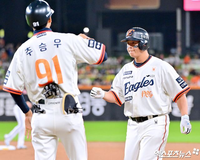 29일 오후 대전 한화생명 볼파크에서 열린 '2025 신한 SOL Bank KBO리그' LG 트윈스와 한화 이글스의 경기, 2회말 한화 노시환이 우중간 안타를 날리고 있다. 엑스포츠뉴스 대전, 김한준 기자