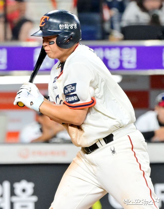 29일 오후 대전 한화생명 볼파크에서 열린 '2025 신한 SOL Bank KBO리그' LG 트윈스와 한화 이글스의 경기, 7회말 한화 노시환이 사구에 맞고 있다. 엑스포츠뉴스 대전, 김한준 기자