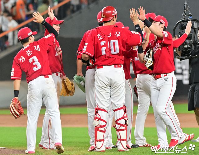 이숭용 감독이 이끄는 SSG 랜더스가 9월 30일 서울 고척스카이돔에서 열린 2025 신한 SOL Bank KBO리그 키움 히어로즈와의 팀 간 16차전에서 4-3으로 승리, 3위를 확정했다. 사진 엑스포츠뉴스 DB