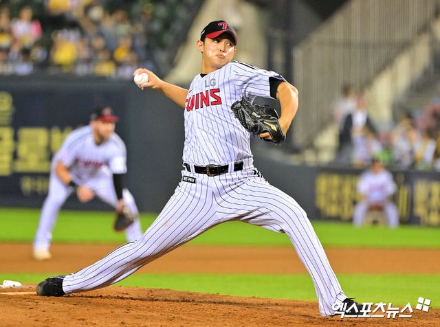 30일 오후 서울 송파구 잠실야구장에서 열린 '2025 신한 SOL Bank KBO리그' 두산 베어스와 LG 트윈스의 경기, 6회초 LG 김영우가 공을 힘차게 던지고 있다. 엑스포츠뉴스 잠실, 김한준 기자