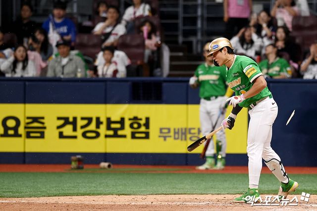 지난 28일 고척 삼성 라이온즈전에서 삼진을 당한 뒤 배트를 내리쳤던 키움 히어로즈 송성문. 사진 엑스포츠뉴스 DB