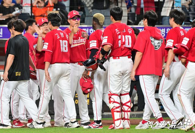 이숭용 감독이 이끄는 SSG 랜더스가 9월 30일 서울 고척스카이돔에서 열린 2025 신한 SOL Bank KBO리그 키움 히어로즈와의 팀 간 16차전에서 4-3으로 승리, 3위를 확정했다. 사진 엑스포츠뉴스 DB