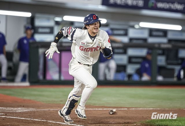 지난 29일 문학 SSG 랜더스전에서 8회초 주루 중 치명적인 본헤드 플레이가 나왔던 롯데 자이언츠 신윤후. 사진 롯데 자이언츠