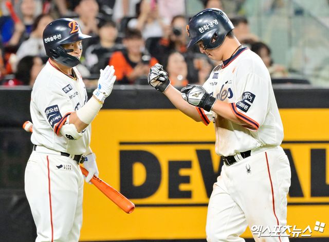  29일 오후 대전 한화생명 볼파크에서 열린 '2025 신한 SOL Bank KBO리그' LG 트윈스와 한화 이글스의 경기, 6회말 2사 만루 한화 노시환이 이원석의 밀어내기 볼넷때 득점에 성공하고 있다. 엑스포츠뉴스 대전, 김한준 기자